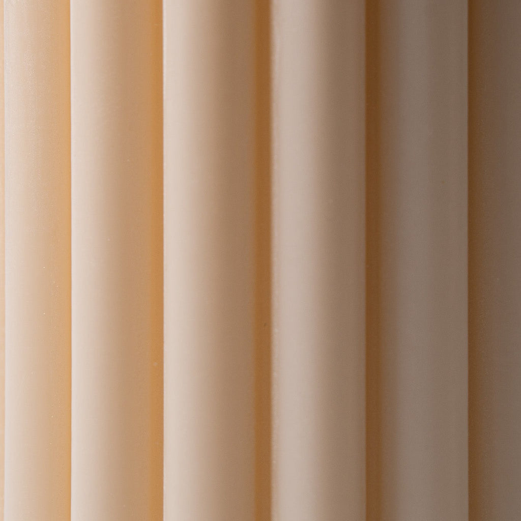 Weiße Stumpenkerze „Pure“ aus 100 % Sojawachs von WeFra-Candles, flackernde Flamme und glatte Oberfläche sichtbar