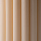 Weiße Stumpenkerze „Pure“ aus 100 % Sojawachs von WeFra-Candles, flackernde Flamme und glatte Oberfläche sichtbar