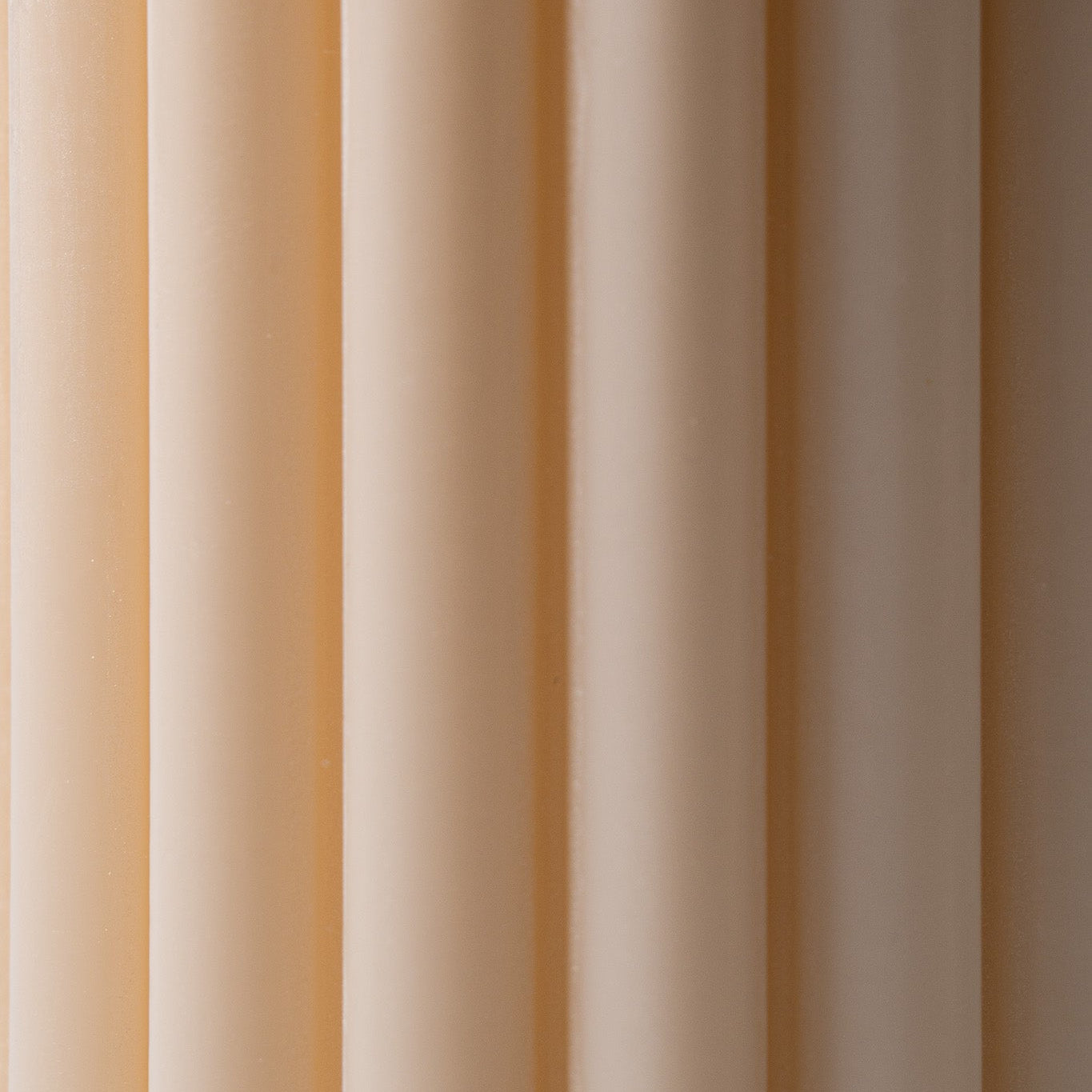 Weiße Stumpenkerze „Pure“ aus 100 % Sojawachs von WeFra-Candles, flackernde Flamme und glatte Oberfläche sichtbar