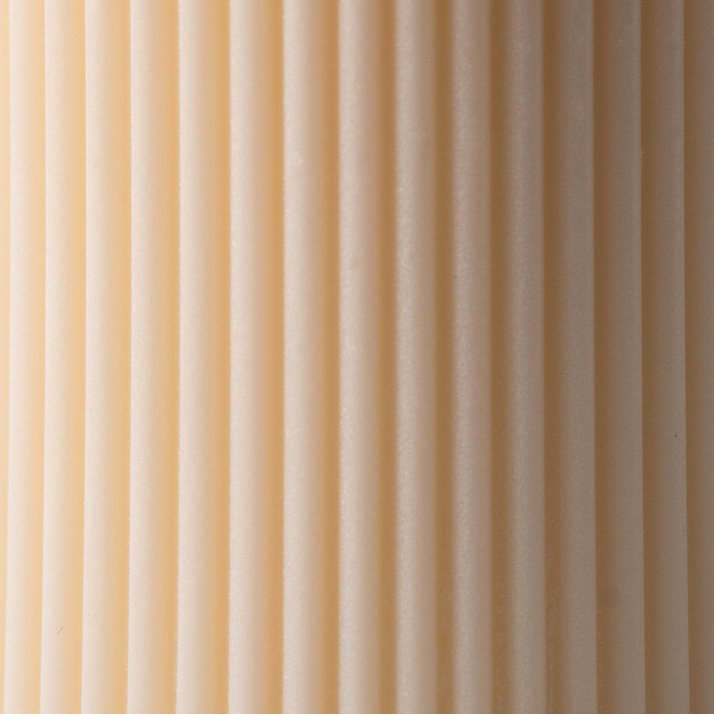 Stumpenkerze von WeFra-Candles mit feiner Rillenstruktur aus 100 % Sojawachs, flammenförmige Kerze auf weißem Hintergrund