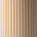 Stumpenkerze von WeFra-Candles mit feiner Rillenstruktur aus 100 % Sojawachs, flammenförmige Kerze auf weißem Hintergrund