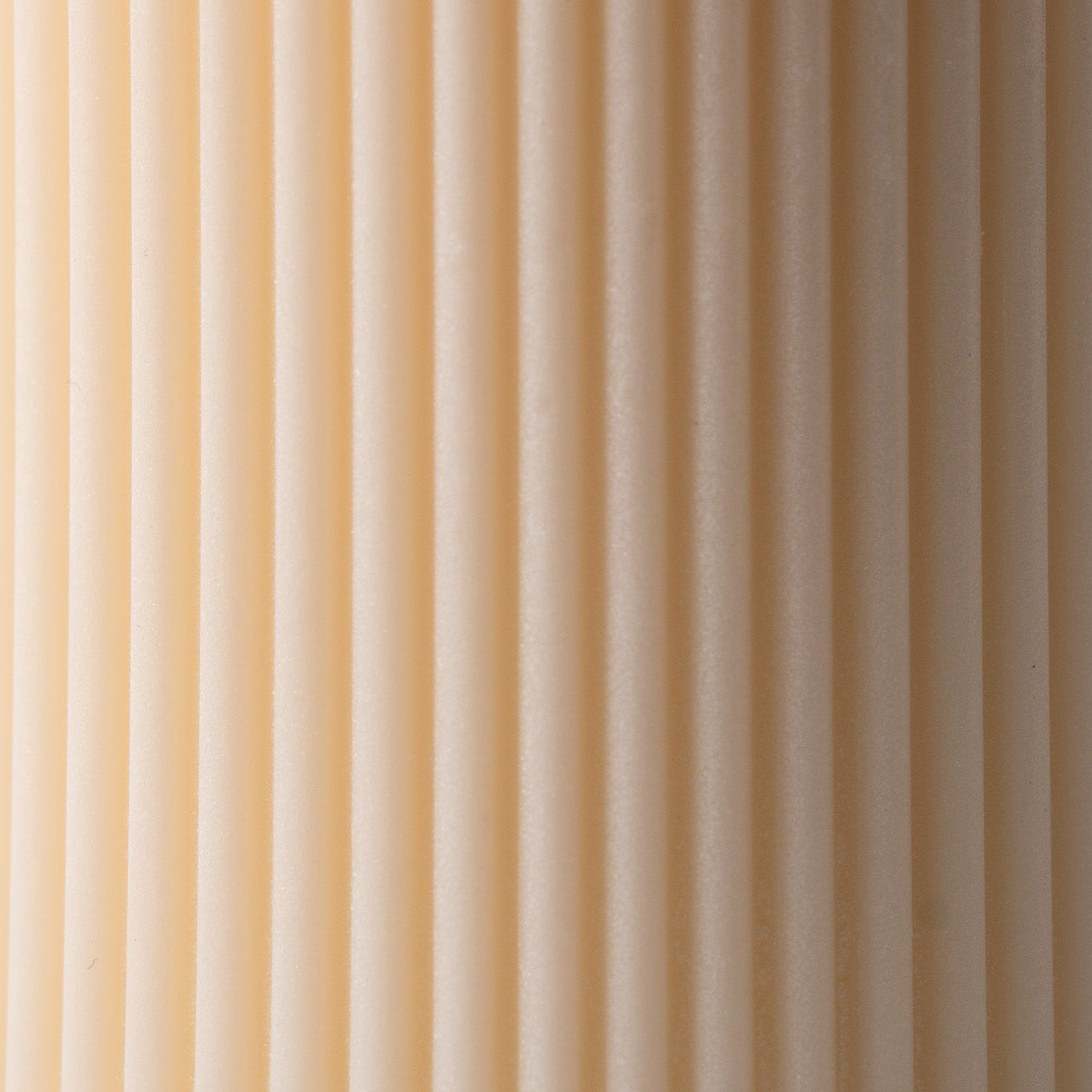 Stumpenkerze von WeFra-Candles mit feiner Rillenstruktur aus 100 % Sojawachs, flammenförmige Kerze auf weißem Hintergrund