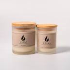 Mattierte Glas-Sojawachs-Kerze von WeFra-Candles mit sichtbarer Flamme und elegantem Design.