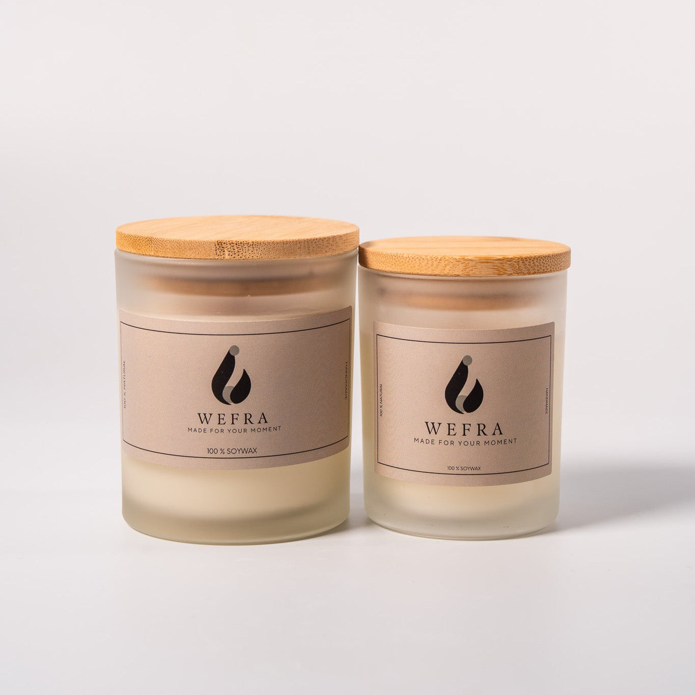 Mattierte Glas-Sojawachs-Kerze von WeFra-Candles mit sichtbarer Flamme und elegantem Design.