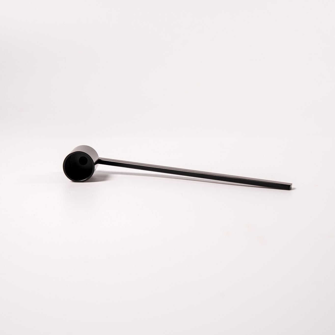 Kerzenauslöschgerät von WeFra-Candles Mario Weyer & Klaudia Frast GbR, stilvoller Kerzenlöscher auf weißem Hintergrund