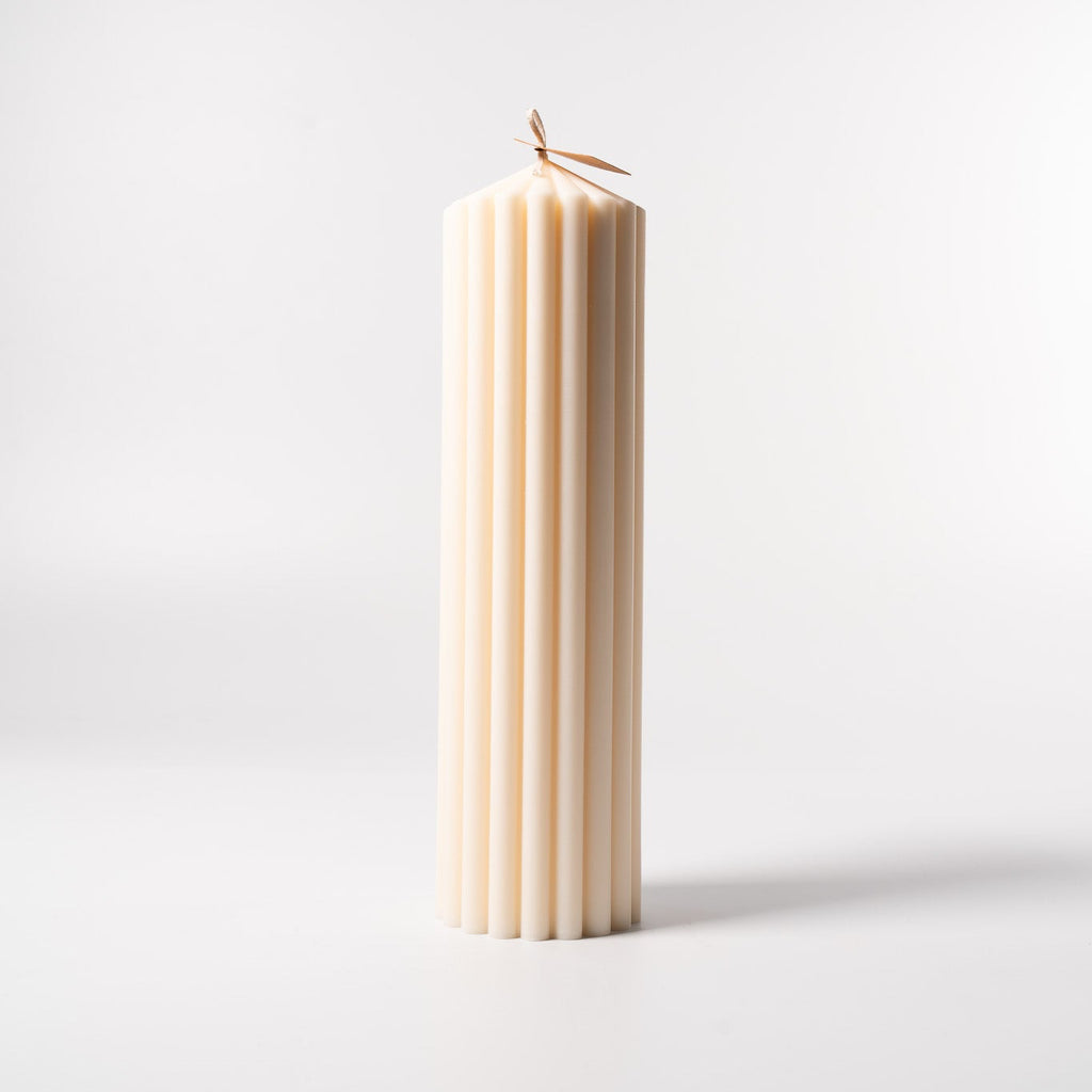 Stumpenkerze „Pure“ aus 100 % Sojawachs von WeFra-Candles, elegante weiße Kerze auf weißem Hintergrund.