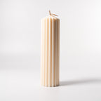 Stumpenkerze „Pure“ aus 100 % Sojawachs von WeFra-Candles, elegante weiße Kerze auf weißem Hintergrund.
