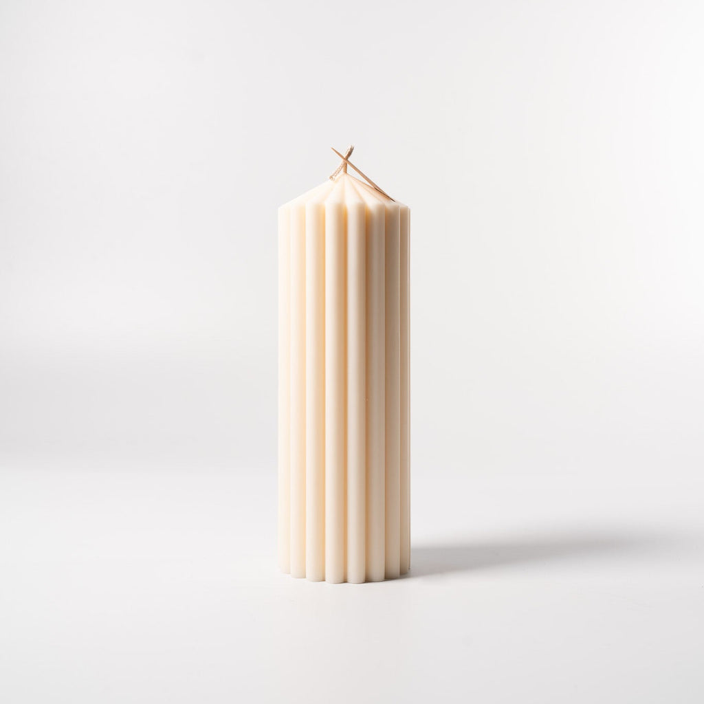 Stumpenkerze „Pure“ aus 100 % Sojawachs von WeFra-Candles, weiße Kerze mit glattem Oberteil auf einem Kerzenhalter.