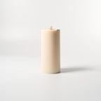 Stumpenkerze von WeFra-Candles mit feiner Rillenstruktur aus 100 % Sojawachs, sichtbarer Flammenbereich in der Kerze.