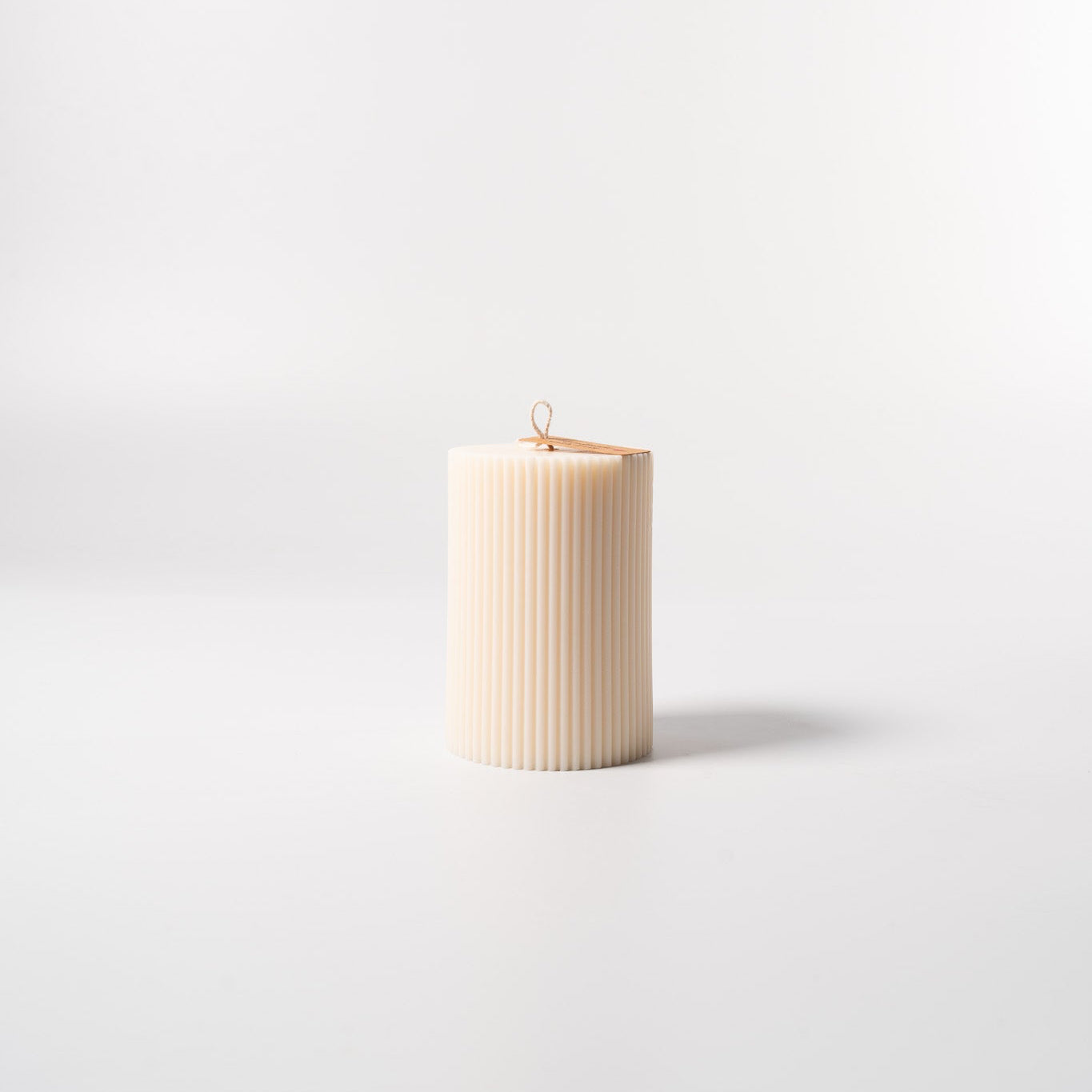 Stumpenkerze von WeFra-Candles mit feiner Rillenstruktur aus 100 % Sojawachs, elegante Kerze für Wohnzimmerdekoration