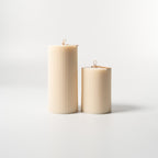 Stumpenkerze mit feiner Rillenstruktur aus 100 % Sojawachs von WeFra-Candles, stilvoll auf einer Kerzenhalter.