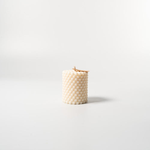 Bunte Bubblekerze „Soft Sphere“ aus 100 % Sojawachs von WeFra-Candles, runde Form mit bunten Blasen, geschmolzenes Wachs.