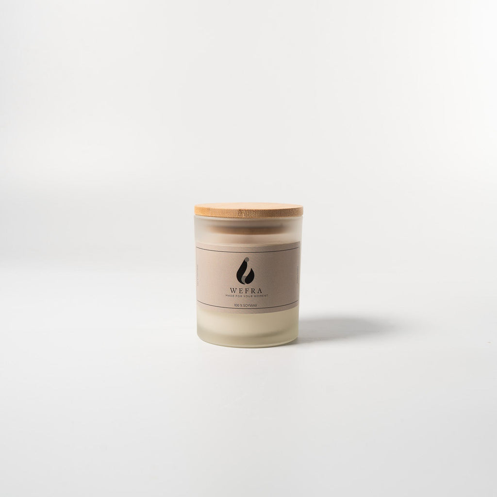Mattierte Sojawachs-Kerze im Glas von WeFra-Candles, sanft leuchtend und elegant für gemütliche Atmosphäre.