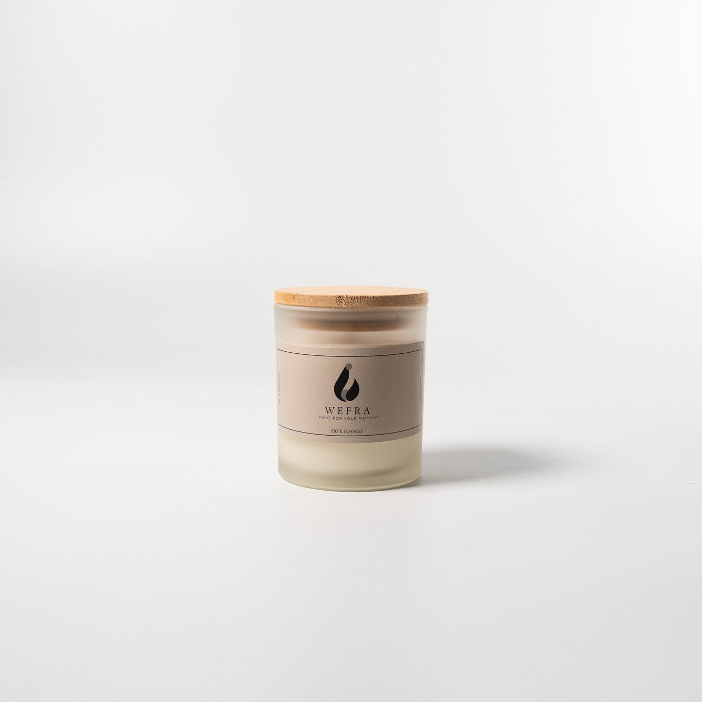 Mattierte Sojawachs-Kerze im Glas von WeFra-Candles, sanft leuchtend und elegant für gemütliche Atmosphäre.