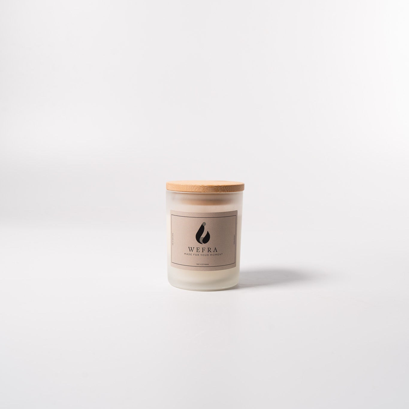 Mattierte Sojawachs-Kerze im Glas von WeFra-Candles, warmes Licht und natürliche Optik, ideal für gemütliche Atmosphäre.