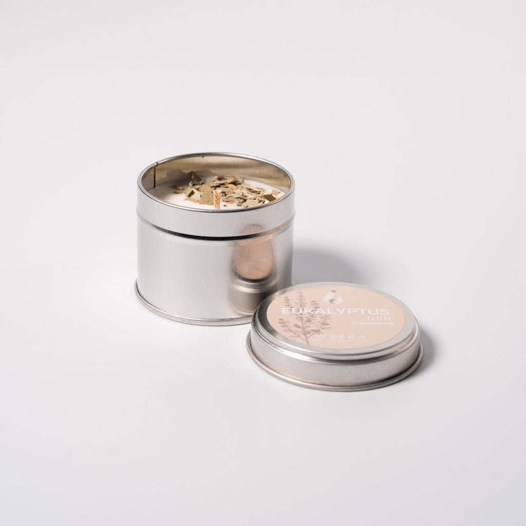 Duftkerze mit getrocknetem Eukalyptus, hergestellt von WeFra-Candles, zeigt eine elegante Kerze mit Eukalyptus- und Wachsdetails.