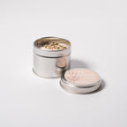 Duftkerze mit getrocknetem Eukalyptus, hergestellt von WeFra-Candles, zeigt eine elegante Kerze mit Eukalyptus- und Wachsdetails.