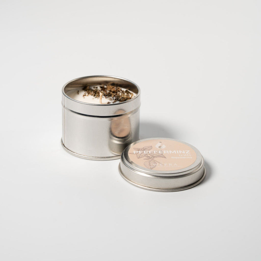 Duftkerze mit getrockneter Pfefferminze, handgefertigt von WeFra-Candles, in einer eleganten Kerzengläser.