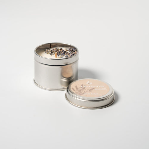 Duftkerze mit getrocknetem Lavendel von WeFra-Candles, stilvolle Kerze in eleganter Glasvase mit Lavendelblüten.