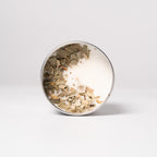 Stumpenkerze mit getrocknetem Eukalyptus und Wachssiegel, dekorativ und natürlich für gemütliche Raumgestaltung