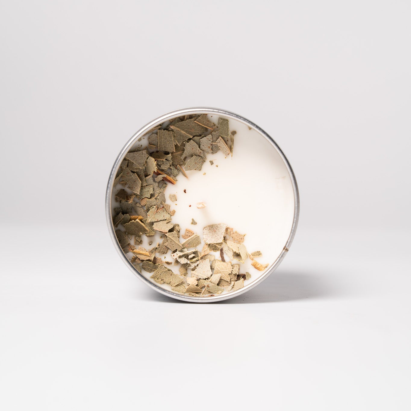 Stumpenkerze mit getrocknetem Eukalyptus und Wachssiegel, dekorativ und natürlich für gemütliche Raumgestaltung