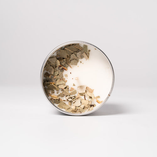 Stumpenkerze mit getrocknetem Eukalyptus und Wachssiegel, dekorativ und natürlich für gemütliche Raumgestaltung