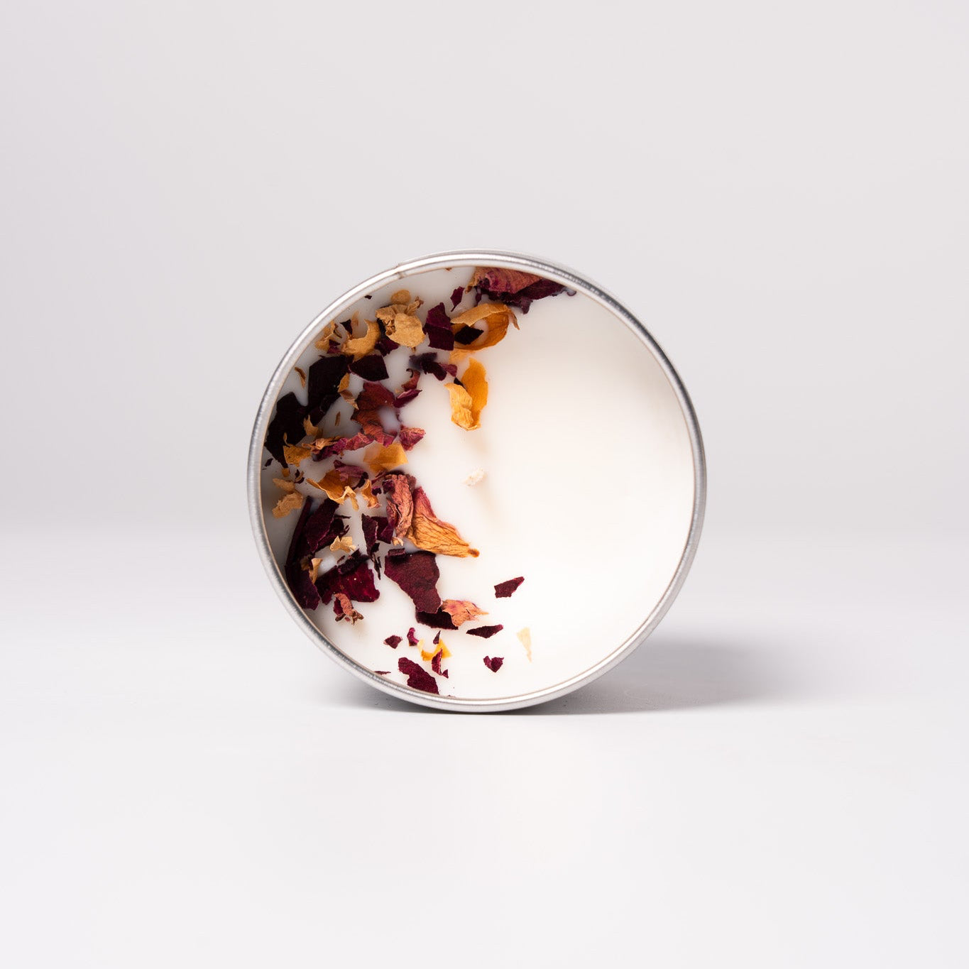 Schöne Kerze mit getrockneter Rose von WeFra-Candles, elegante Dekoration für Zuhause, detailreiche Blume auf weißer Kerze sichtbar