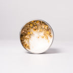 Kerze mit getrockneter Kamille in einem Glas, hergestellt von WeFra-Candles, für eine beruhigende Atmosphäre