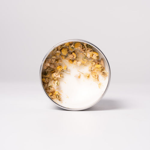 Kerze mit getrockneter Kamille in einem Glas, hergestellt von WeFra-Candles, für eine beruhigende Atmosphäre