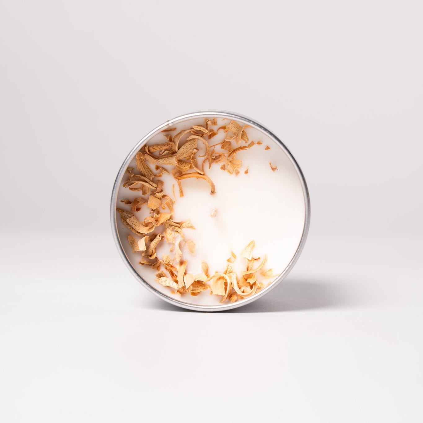 Kerze mit getrockneter Orange und Wachs, handgefertigt von WeFra-Candles, für gemütliche Atmosphäre.