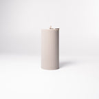 Stumpenkerze von WeFra-Candles mit feiner Rillenstruktur, aus 100 % Sojawachs, ideal für stimmungsvolle Beleuchtung.