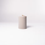 Stumpenkerze von WeFra-Candles mit feiner Rillenstruktur aus 100 % Sojawachs, zeigt die dekorative Oberfläche und natürliche Farbe