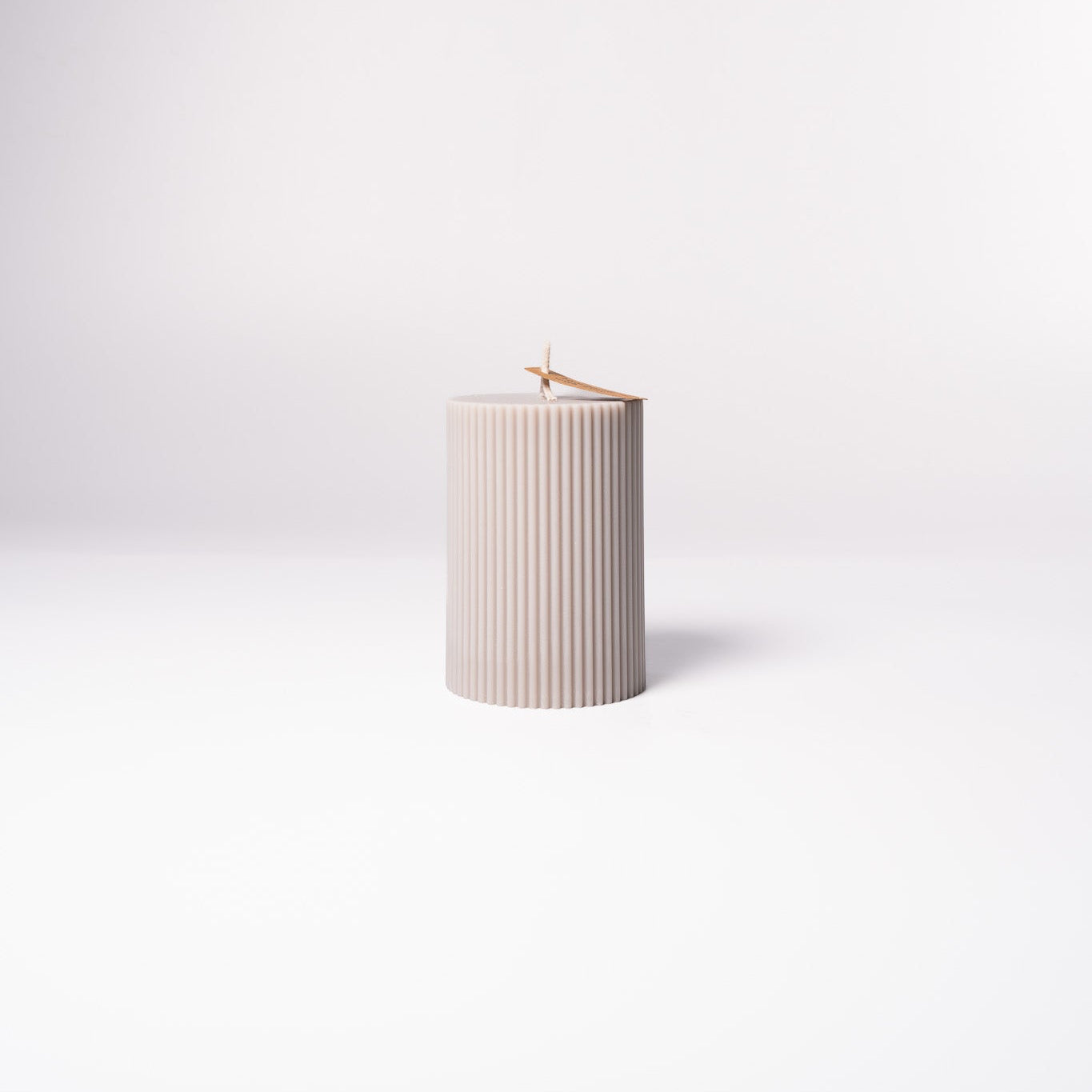 Stumpenkerze von WeFra-Candles mit feiner Rillenstruktur aus 100 % Sojawachs, zeigt die dekorative Oberfläche und natürliche Farbe