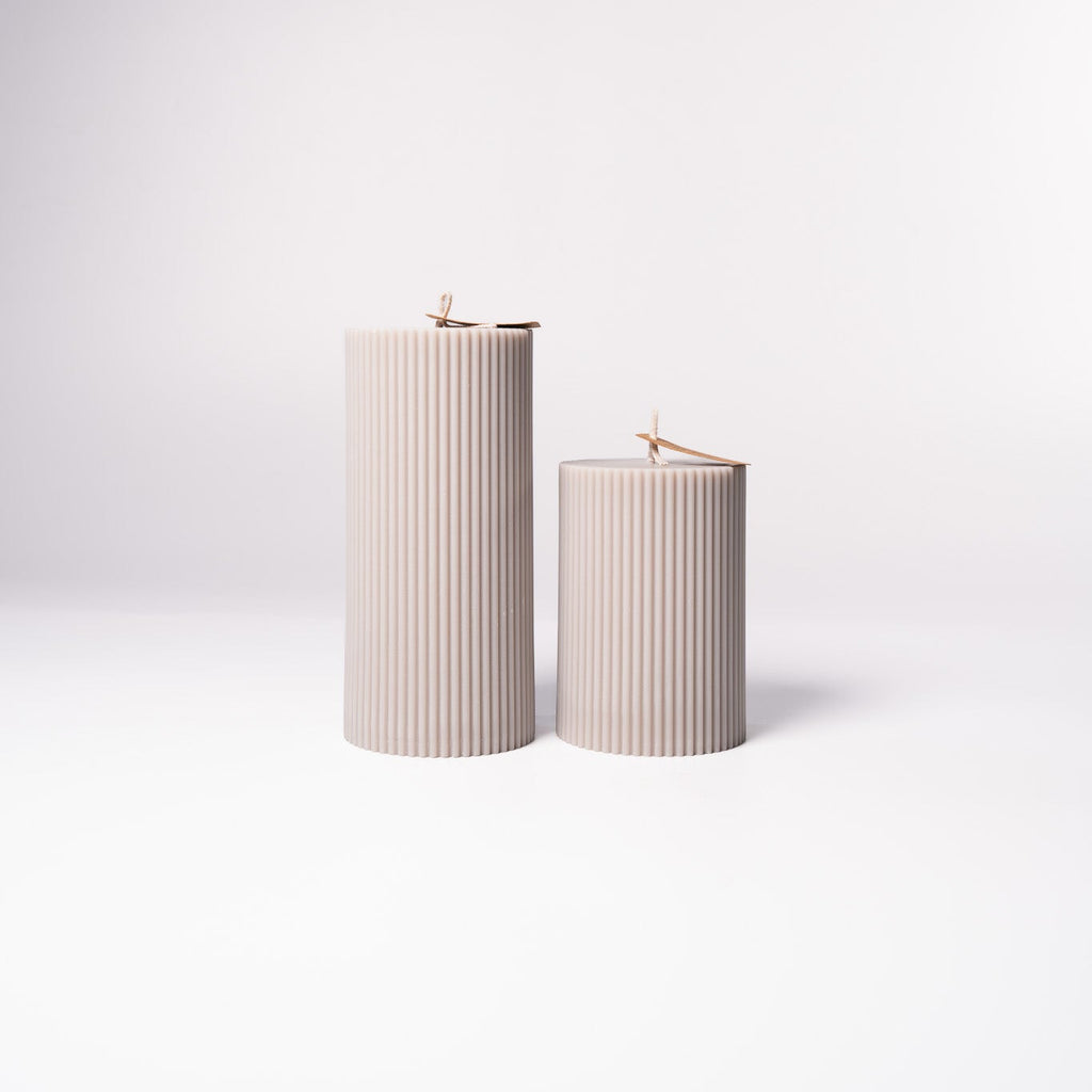 Stumpenkerze mit feiner Rillenstruktur aus 100 % Sojawachs von WeFra-Candles, detailreiche Textur und natürliche Optik.