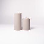 Stumpenkerze mit feiner Rillenstruktur aus 100 % Sojawachs von WeFra-Candles, detailreiche Textur und natürliche Optik.