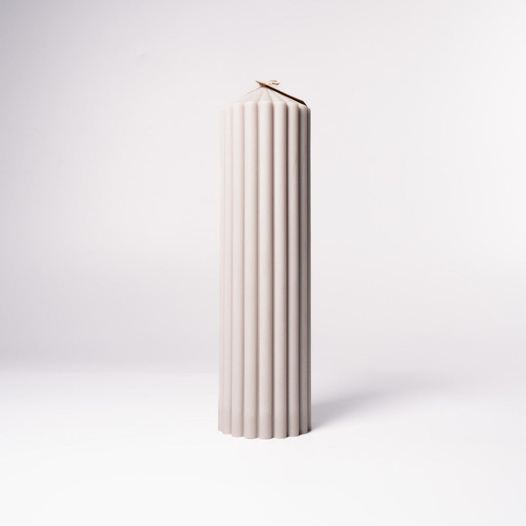 Stumpenkerze „Pure“ aus 100 % Sojawachs von WeFra-Candles, helles, elegantes Design, brennt ruhig und gleichmäßig.