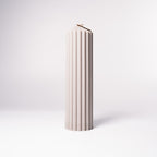 Stumpenkerze „Pure“ aus 100 % Sojawachs von WeFra-Candles, helles, elegantes Design, brennt ruhig und gleichmäßig.