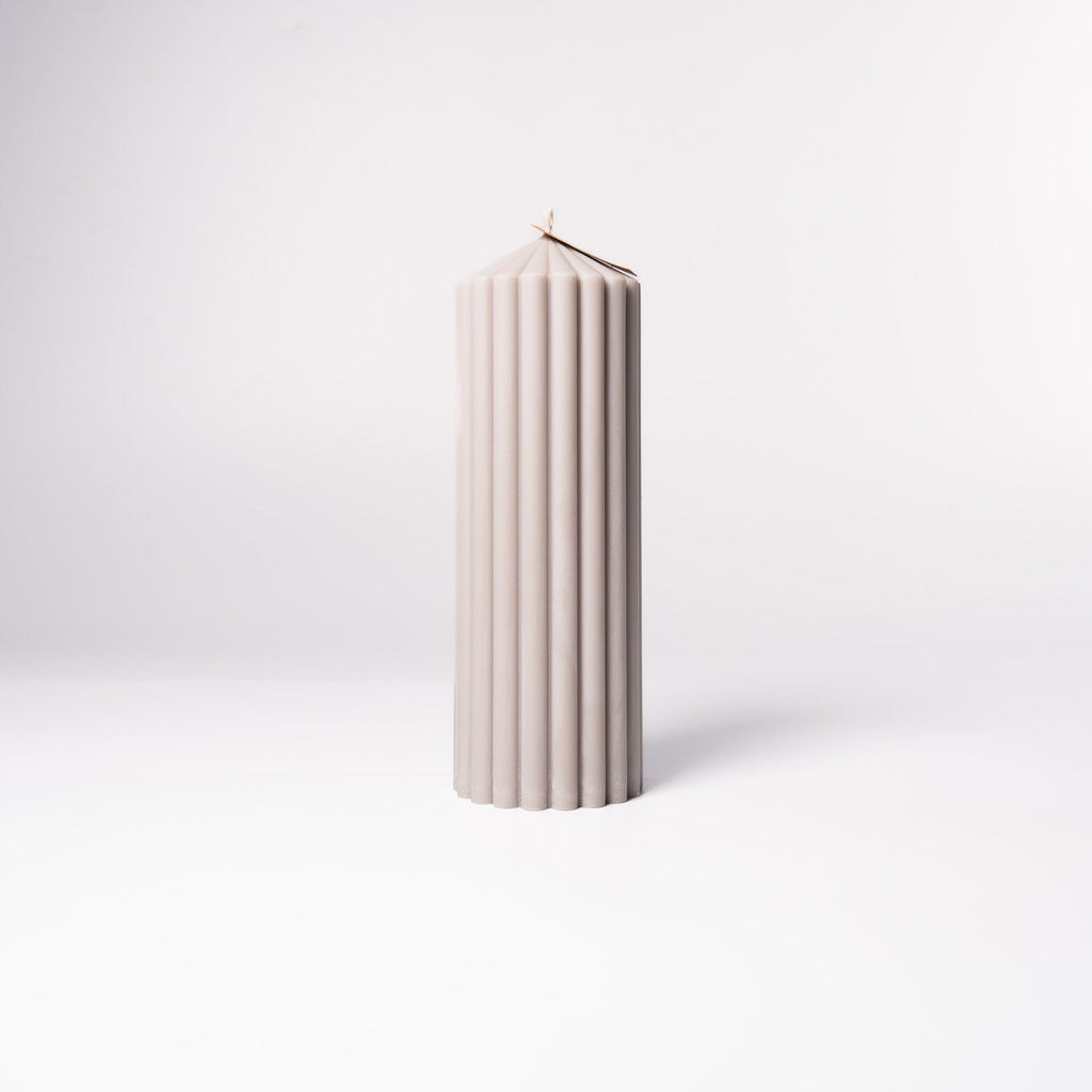 Stumpenkerze „Pure“ aus 100 % Sojawachs von WeFra-Candles, elegante weiße Kerze auf Holztisch, gemütliche Atmosphäre