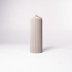 Stumpenkerze „Pure“ aus 100 % Sojawachs von WeFra-Candles, elegante weiße Kerze auf Holztisch, gemütliche Atmosphäre