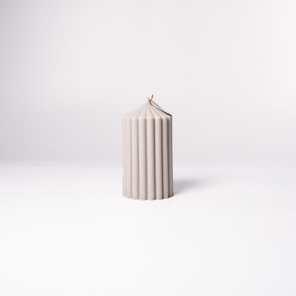 Stumpenkerze „Pure“ aus 100 % Sojawachs von WeFra-Candles, lange Brenndauer und natürliche Optik.