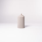 Stumpenkerze „Pure“ aus 100 % Sojawachs von WeFra-Candles, lange Brenndauer und natürliche Optik.