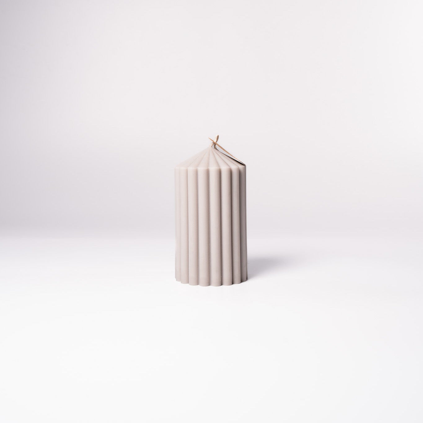 Stumpenkerze „Pure“ aus 100 % Sojawachs von WeFra-Candles, lange Brenndauer und natürliche Optik.