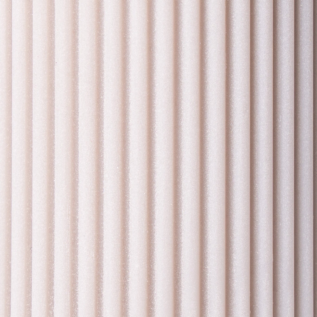 Stumpenkerze mit feiner Rillenstruktur aus 100 % Sojawachs von WeFra-Candles, detailreiche Textur, elegante Kerze für Dekor.