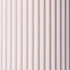 Stumpenkerze mit feiner Rillenstruktur aus 100 % Sojawachs von WeFra-Candles, detailreiche Textur, elegante Kerze für Dekor.