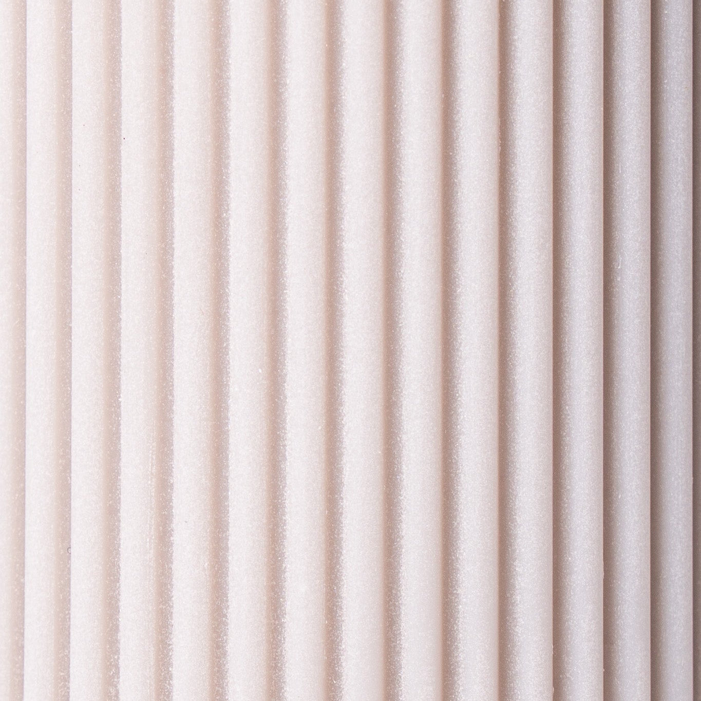 Stumpenkerze mit feiner Rillenstruktur aus 100 % Sojawachs von WeFra-Candles, detailreiche Textur, elegante Kerze für Dekor.