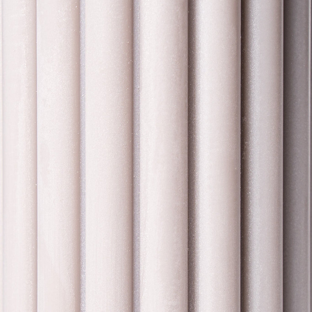 Stumpenkerze „Pure“ aus 100 % Sojawachs von WeFra-Candles, weiße Kerze auf natürlichem Keramikhalter, ruhige Lichtquelle