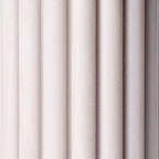 Stumpenkerze „Pure“ aus 100 % Sojawachs von WeFra-Candles, weiße Kerze auf natürlichem Keramikhalter, ruhige Lichtquelle