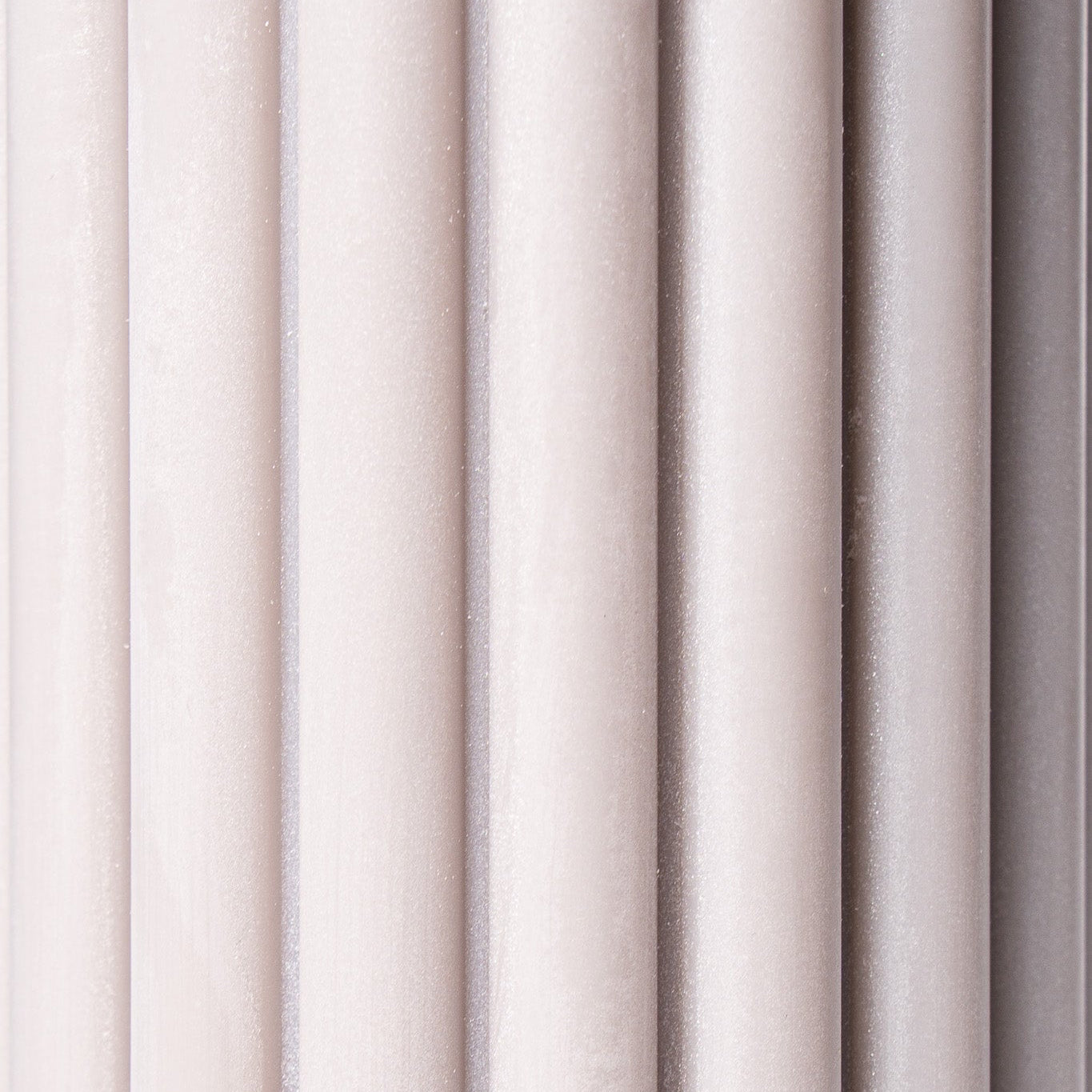 Stumpenkerze „Pure“ aus 100 % Sojawachs von WeFra-Candles, weiße Kerze auf natürlichem Keramikhalter, ruhige Lichtquelle